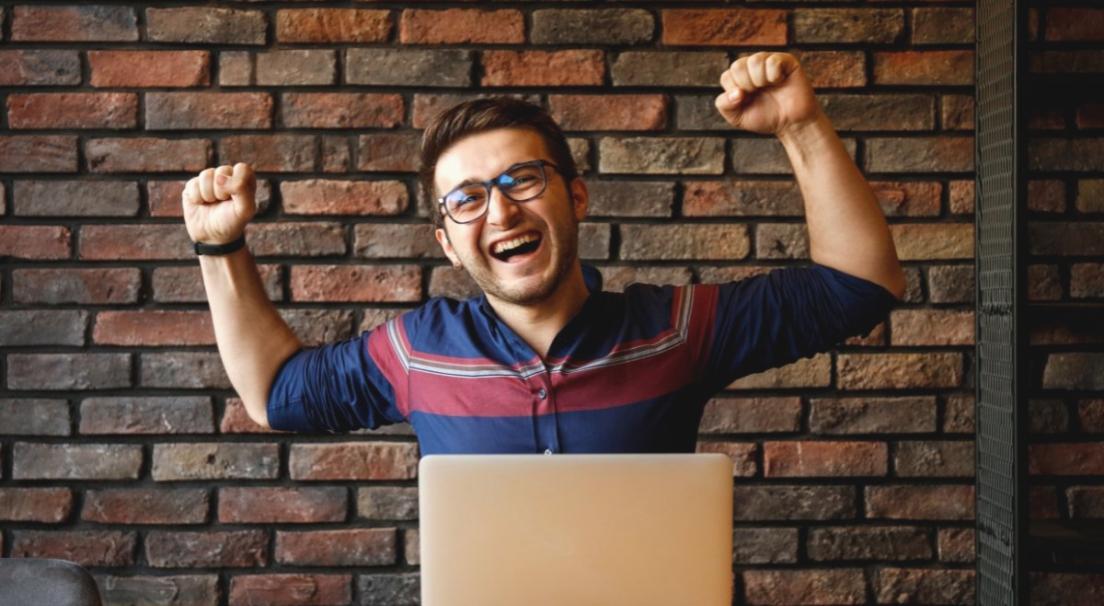 Świeże warzywa i owoce symbolizujące świadome odżywianie