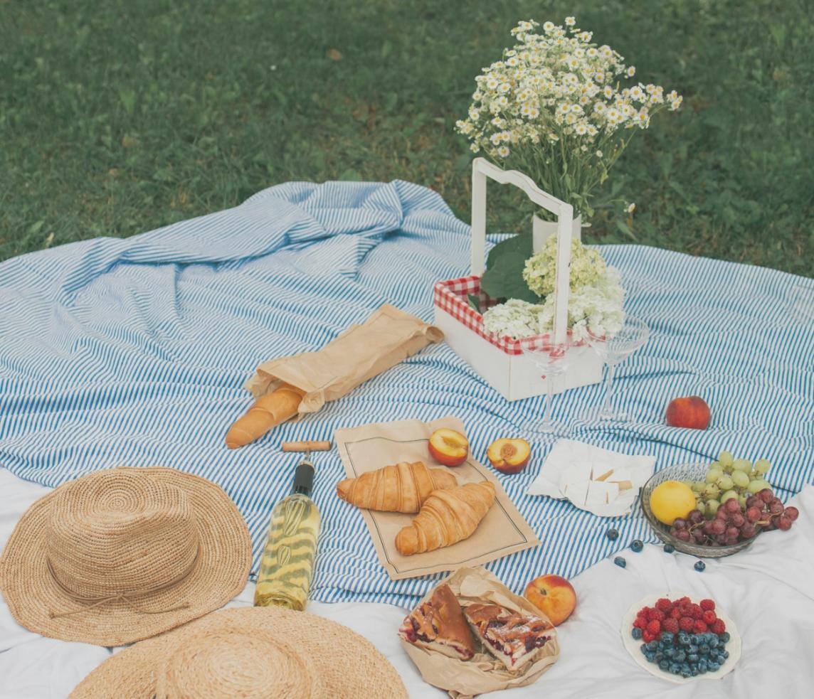 Kobieta przygotowująca zdrowe jedzenie w kuchni